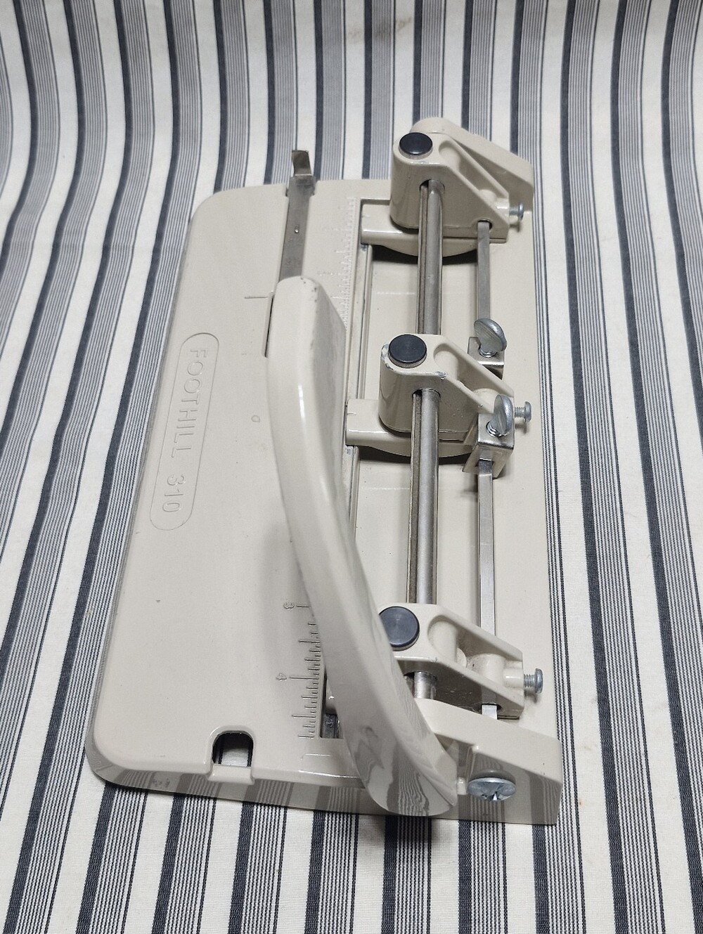 Foothill 310 Adjustable 3 Hole Paper Punch Heavy Duty Made In USA Office Binder - Picture 3 of 10
